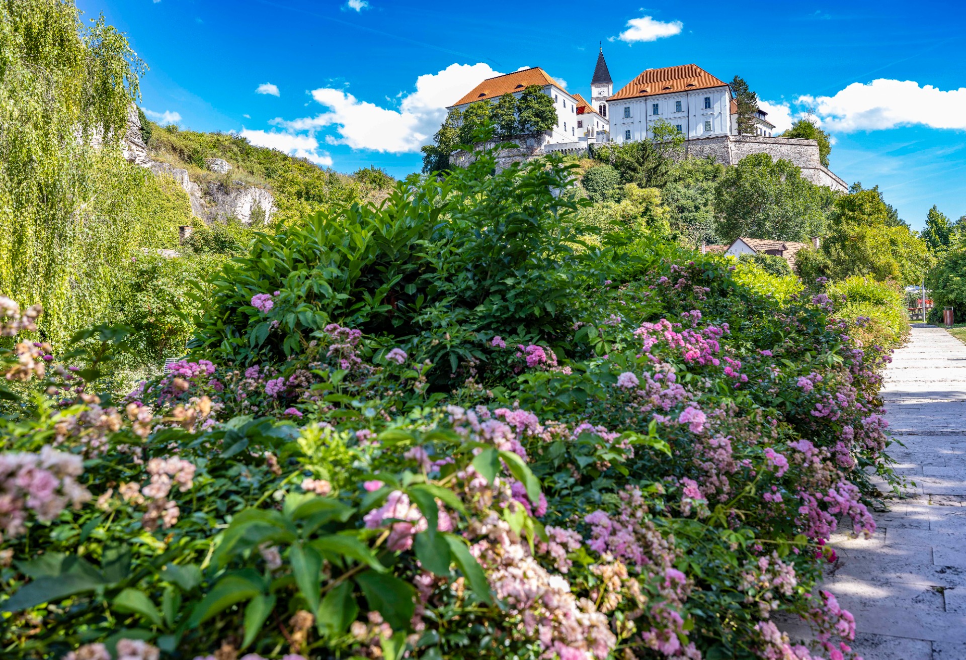 Veszprémi vár a völgyből – turisztikai célpont